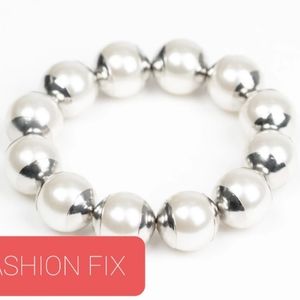 ONE WOMAN SHOW STOPPER WHITE STRETCHY BRACELET